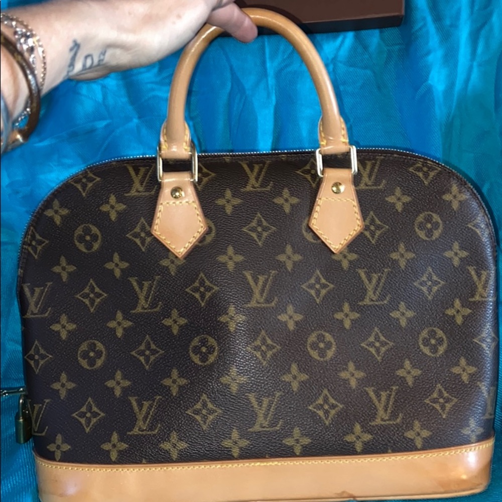 Authentic Louis Vuitton Alma MM FL0091